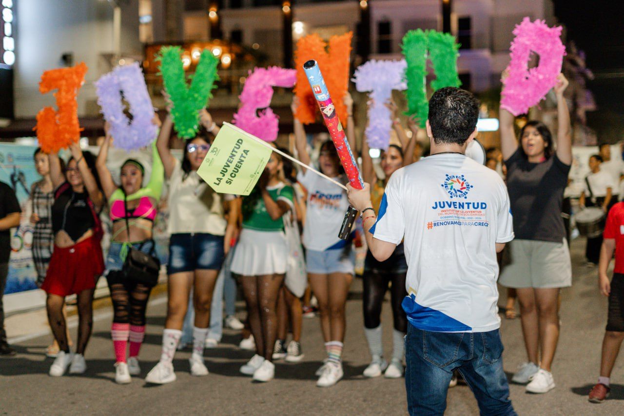 Inauguran el Mes de la Juventud con exitoso desfile