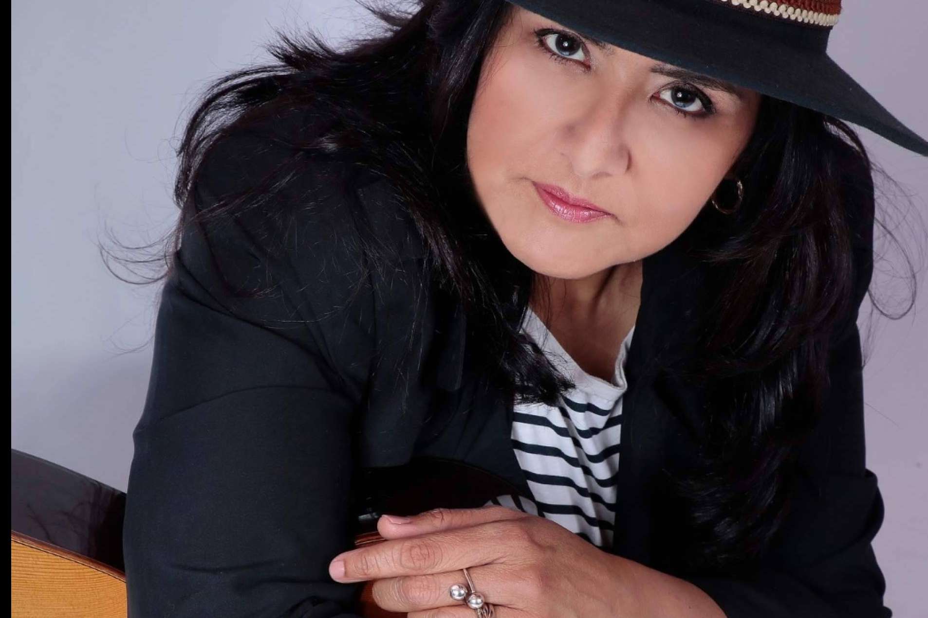 Adriana Granobles es una compositora de canciones personalizadas a medida para todas las ocasiones