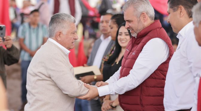 Bedolla continúa con entrega de escrituras a familias de Uruapan