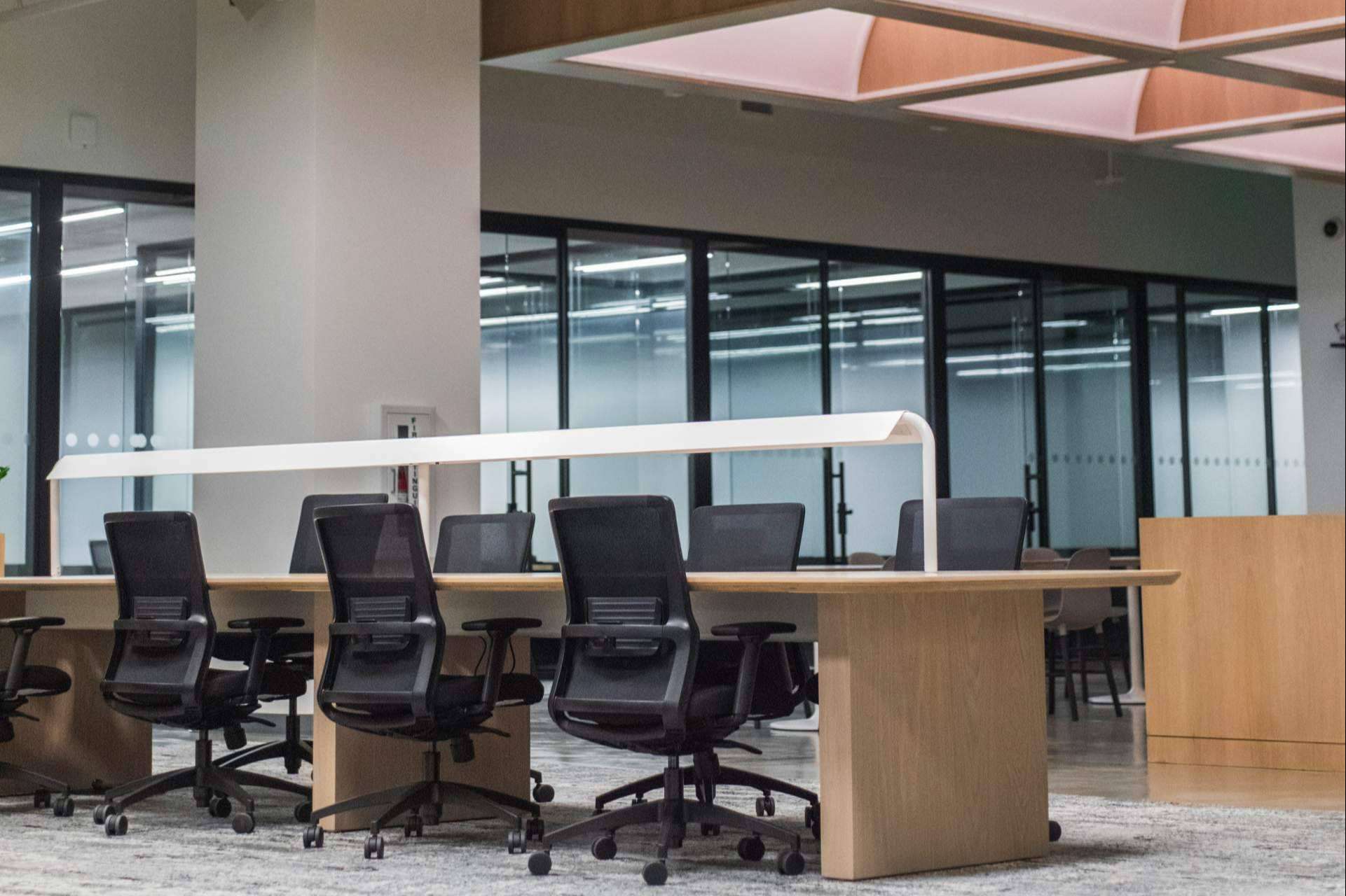 Razones que impulsan la renta de edificios para oficinas