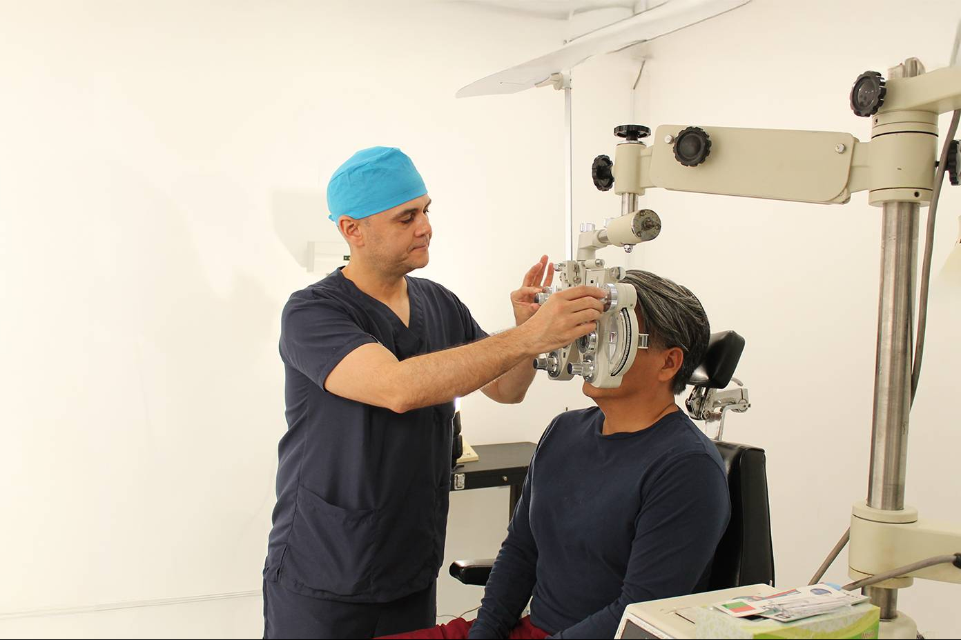 El Dr. Enrique Ojeda explica la cirugía refractiva; tipos, criterios médicos y recuperación visual