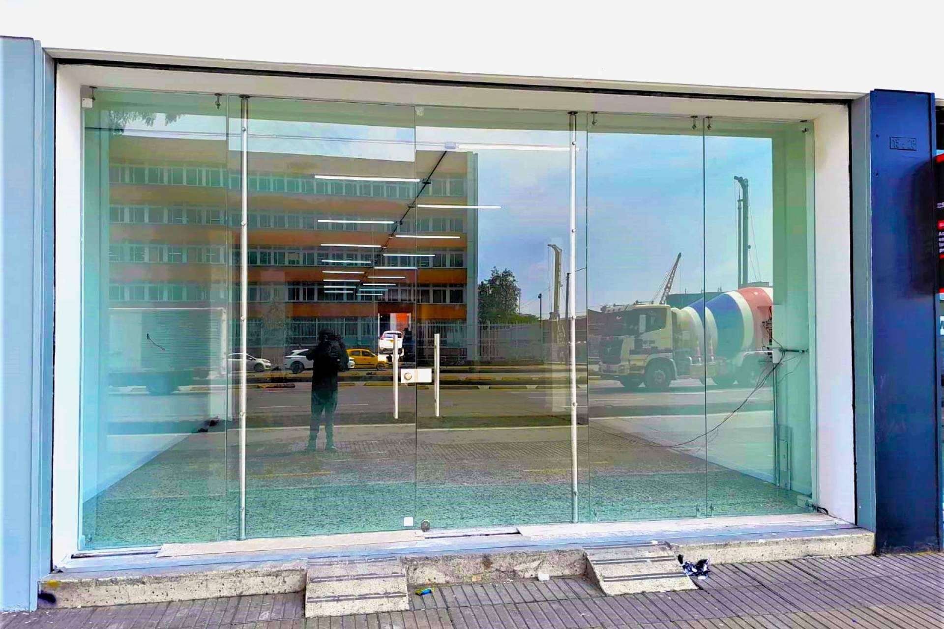 Puertas de vidrio, fachadas y cerramientos en acero y vidrio en la propuesta de Tesla Arquitectura